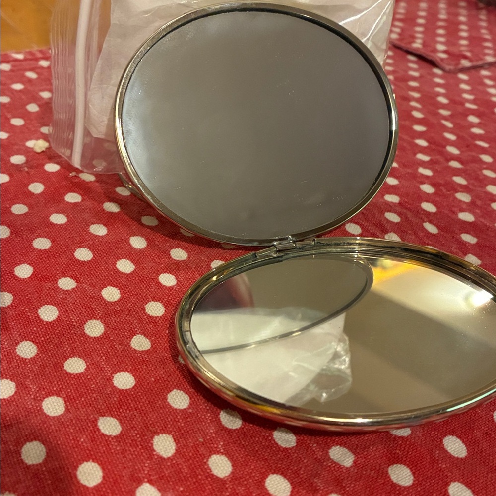 Elegant Silver-Toned Decorative Compact Mirror - Picture 4 of 4